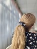 Juoda šilkinė plaukų gumelė su baltais perlo motyvais