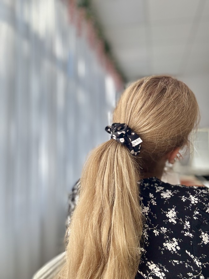 Juoda šilkinė plaukų gumelė su baltais perlo motyvais