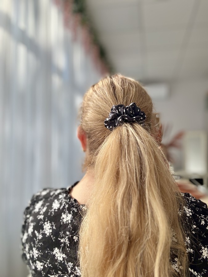 Juoda šilkinė plaukų gumelė su baltais perlo motyvais