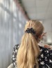 Juoda šilkinė plaukų gumelė su baltais taškeliais