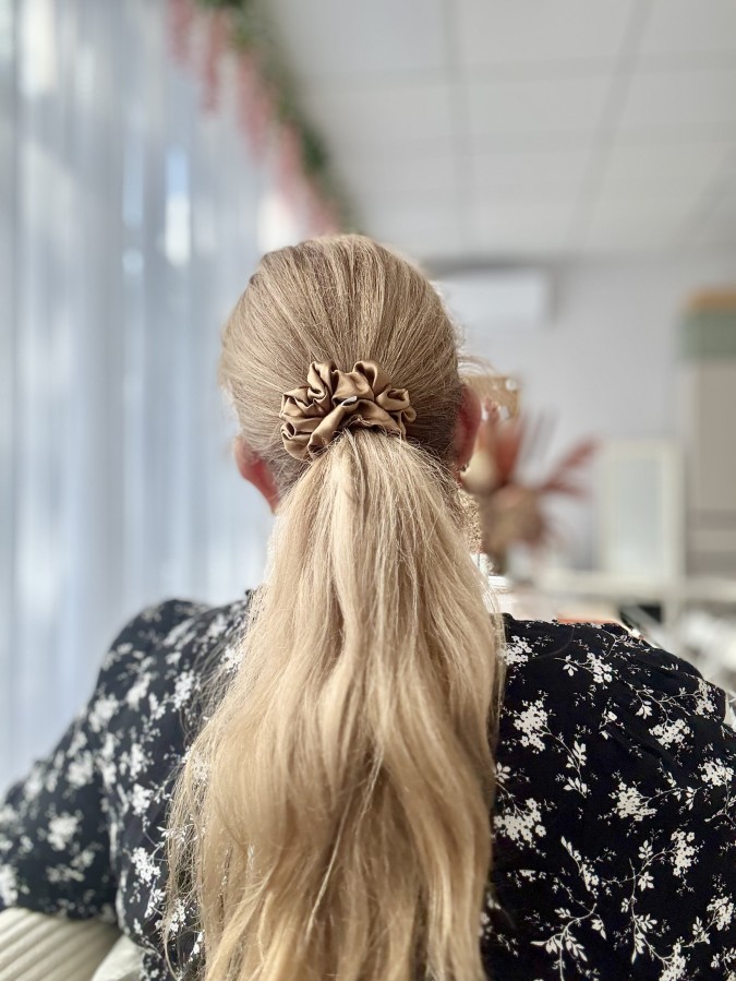 Ruda šilkinė plaukų gumelė Ruda šilkinė plaukų gumelė