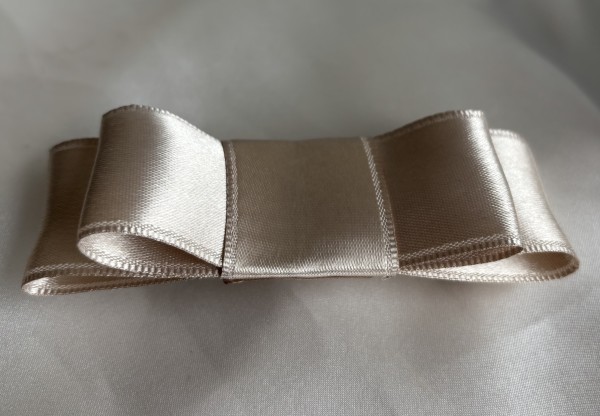 Šviesios latte spalvos atlasinis plaukų segtukas su kaspinėliu, 8 cm