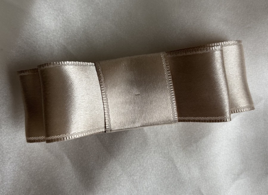 Šviesios latte spalvos atlasinis plaukų segtukas su kaspinėliu, 8 cm Šviesios latte spalvos atlasinis plaukų segtukas su kaspinėliu, 8 cm