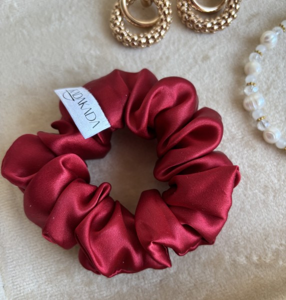 Ryški raudona šilkinė plaukų gumelė