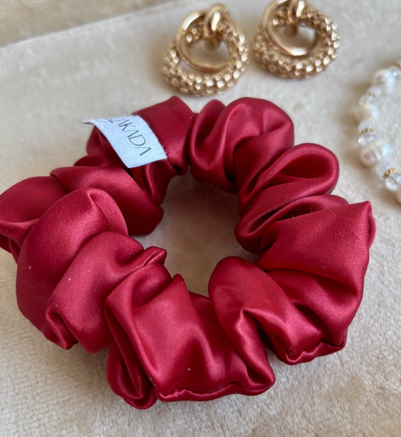 Ryški raudona šilkinė plaukų gumelė