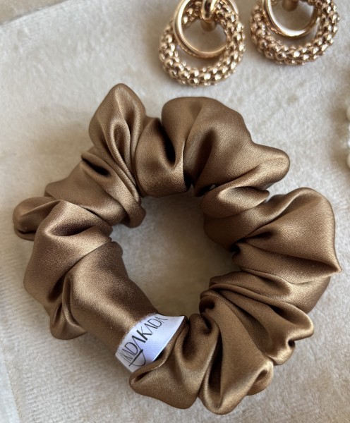 Ruda šilkinė plaukų gumelė